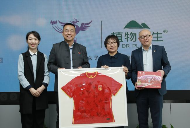 与此同时，秦癫子和丰姿不减当年的胡玉音由互相尊重而生爱情。